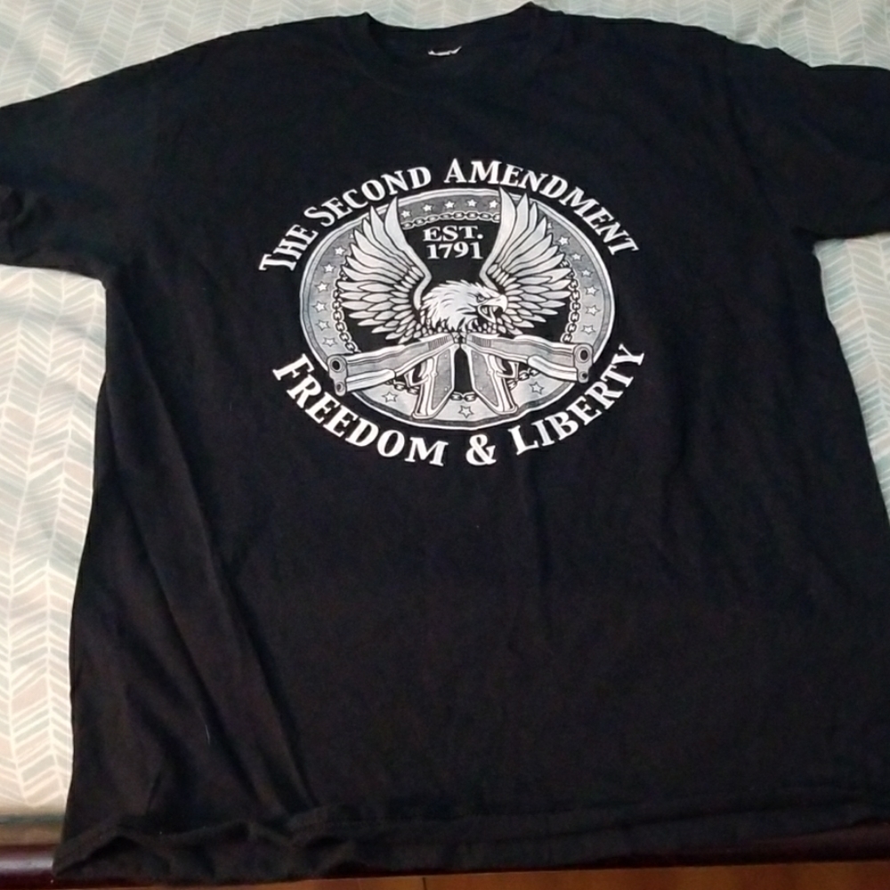 Black short sleeve tee